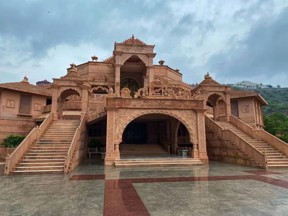 Book a safe Delhi to Ajmer car ride for family trips