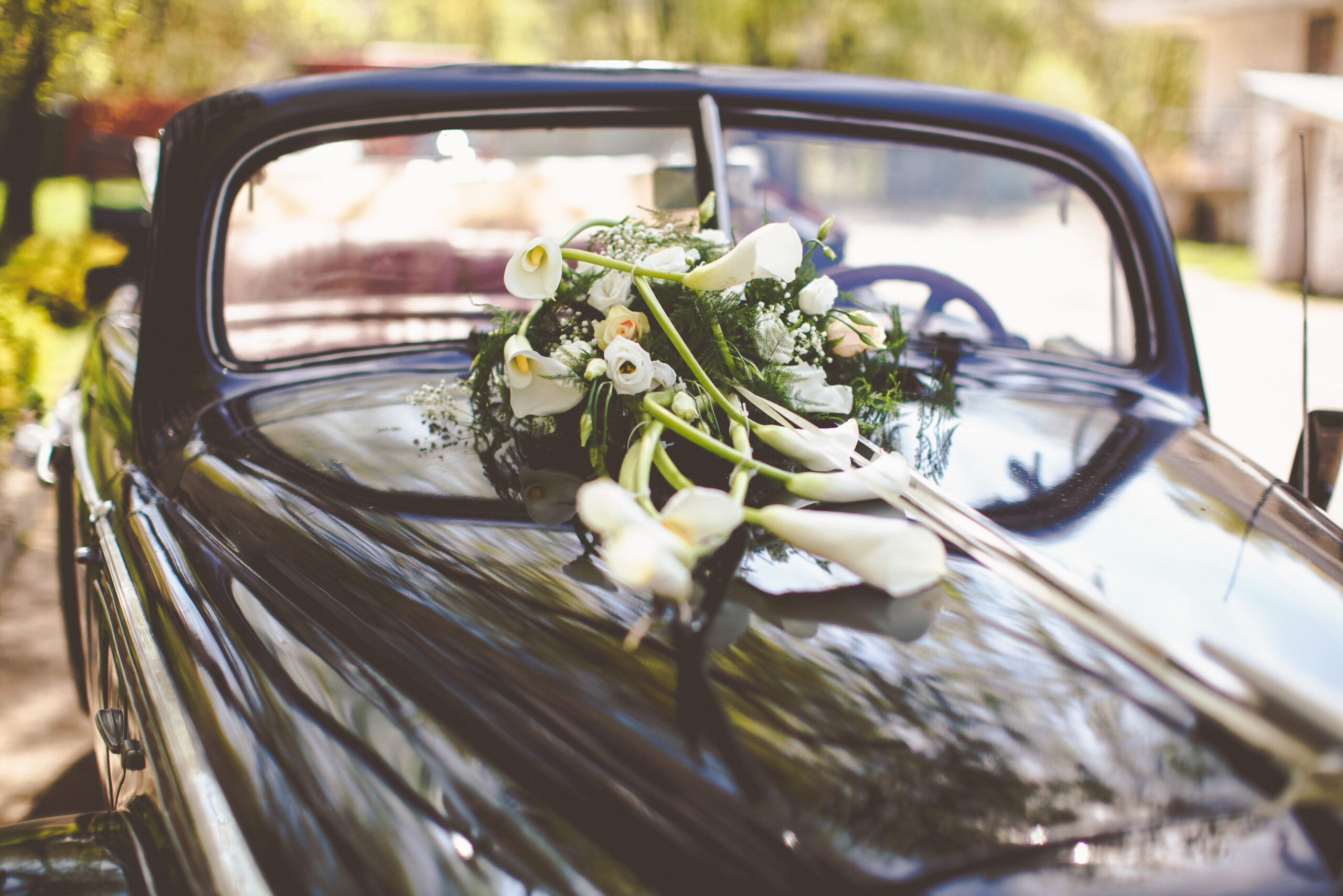 Vintage wedding car decorated with flowers, available for rental in Delhi weddings.